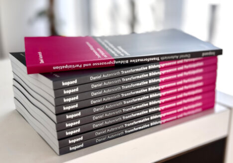 Buchstapel des Titels Transformative Bildungsprozesse und Partizipation von Daniel Autenrieth, erschienen im kopaed Verlag – Fokus auf Bildungsforschung, Transformation und Partizipation in pädagogischen Kontexten.